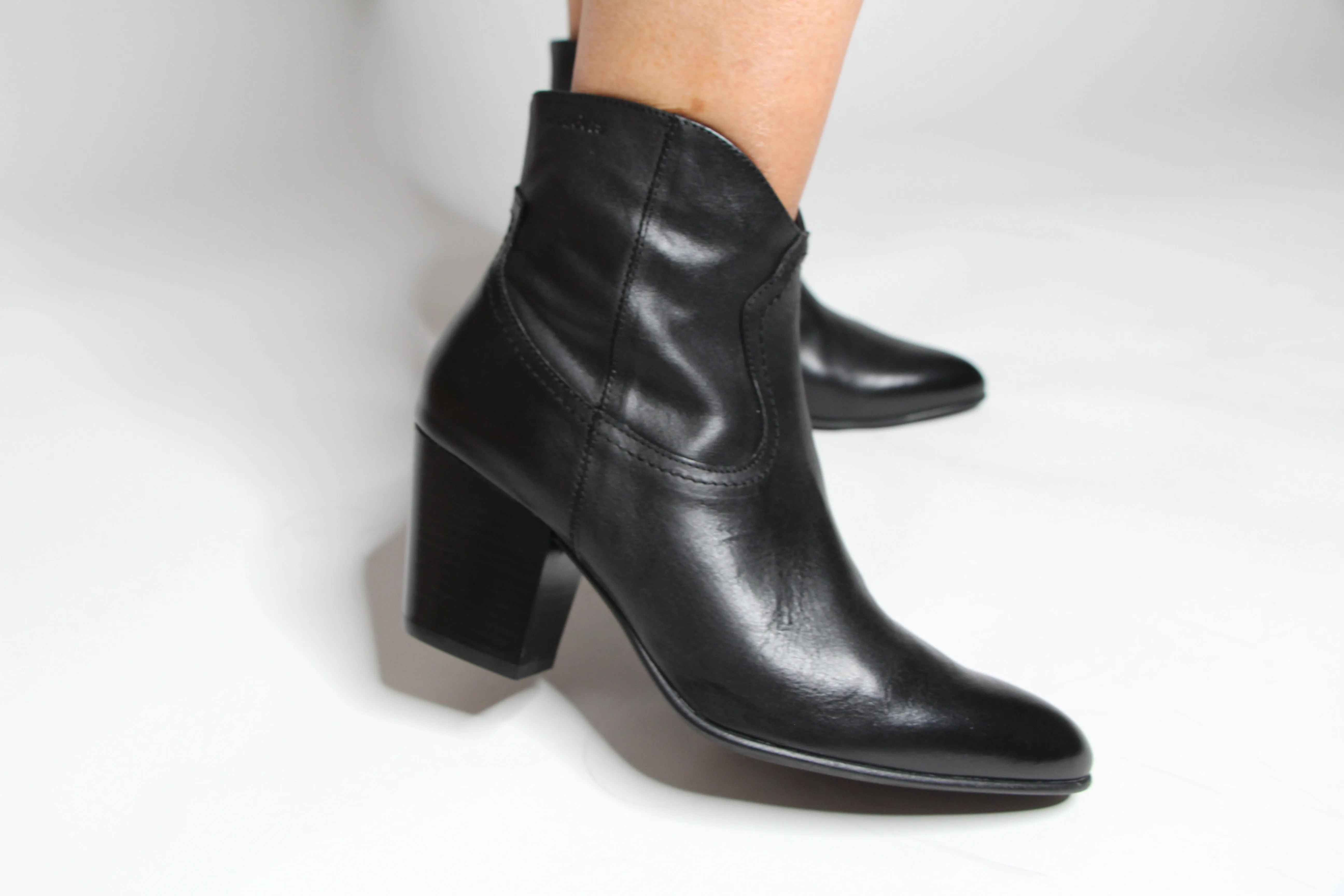 Wonders I-8912 Black Leather Western Ankle Boot